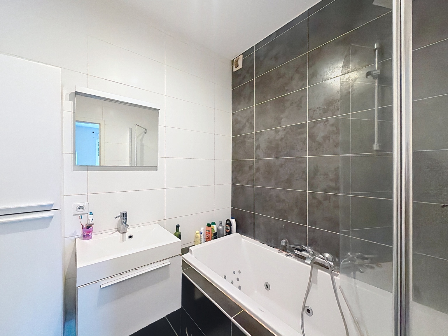 Salle de bain avec baignoire