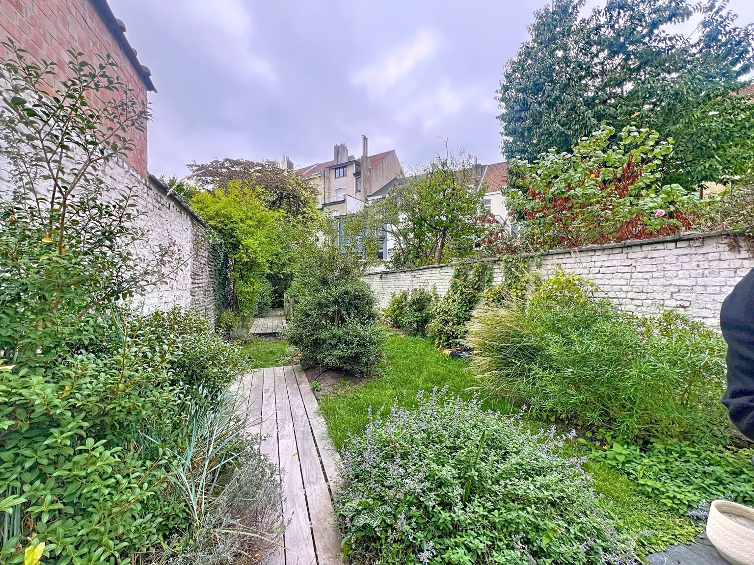 Jardin arboré de cent cinquante mètres carrés