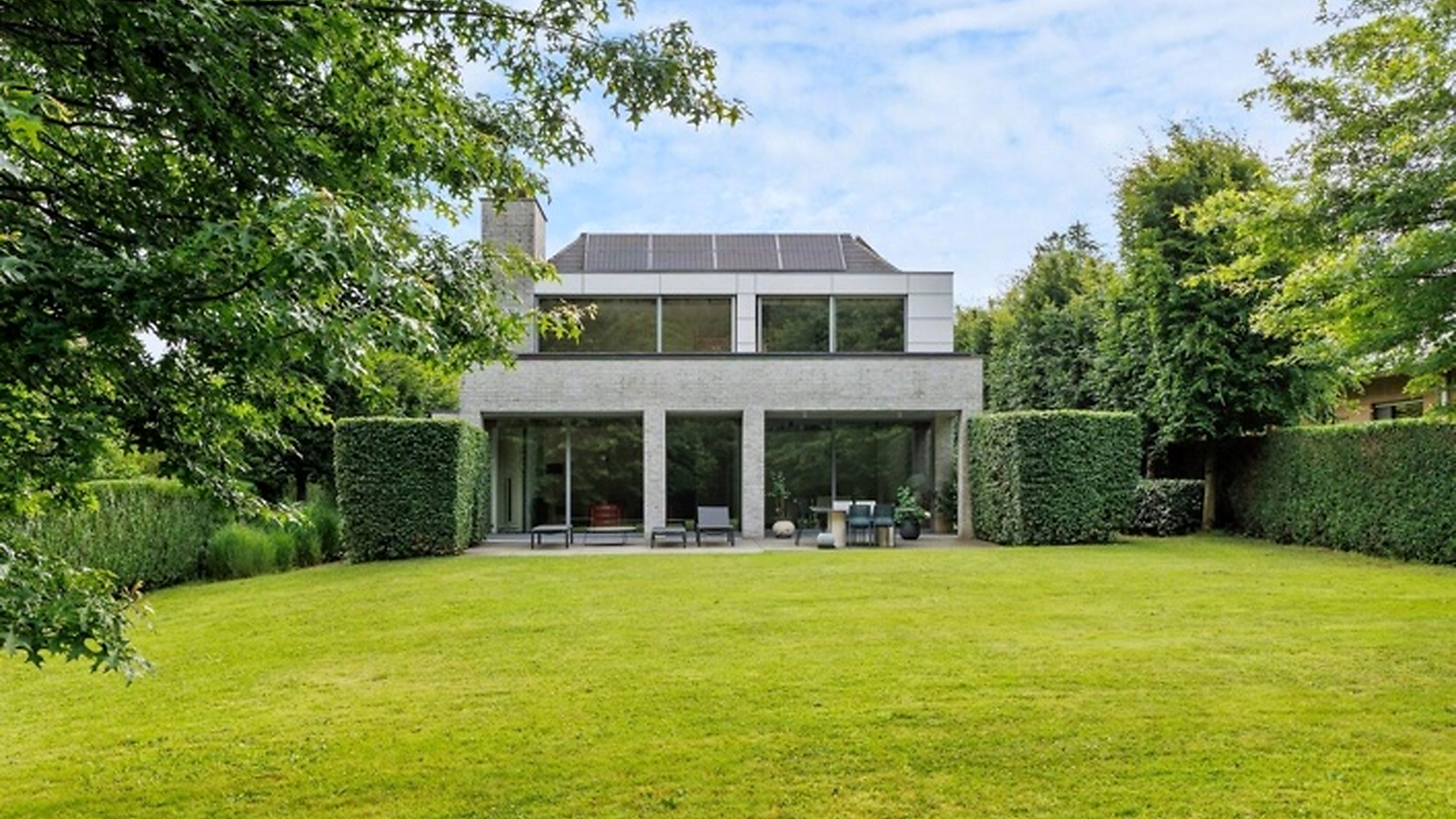 Belle maison contemporaine entourée de verdure